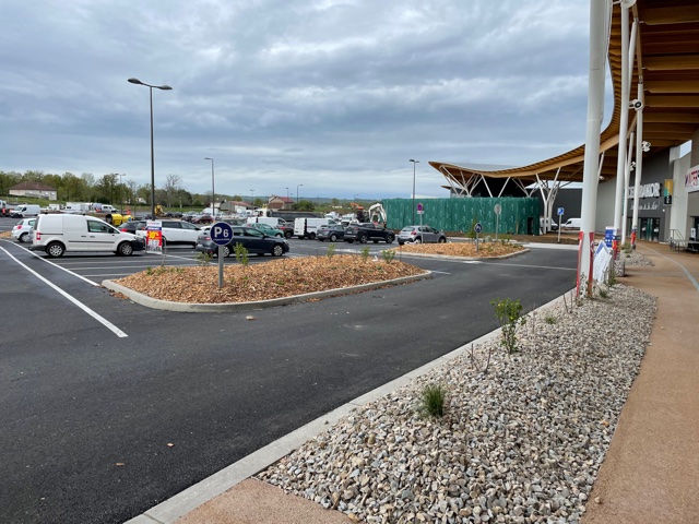 bordures T2 béton parking centre commercial