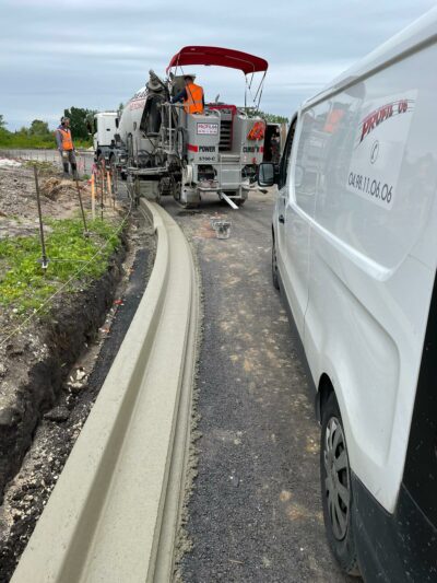 bordures béton coulé avec exutoires