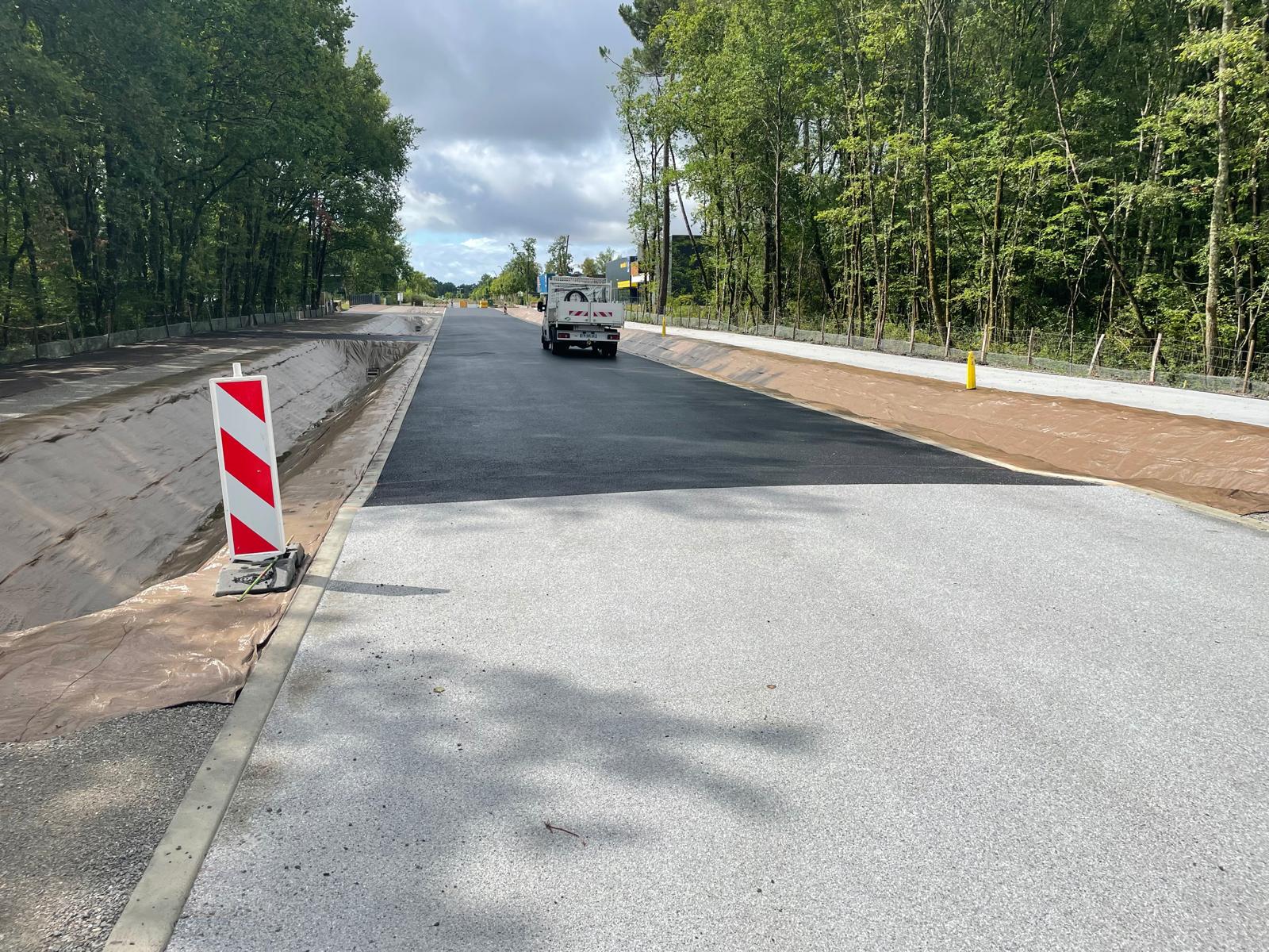 bordures et caniveaux en béton coulé